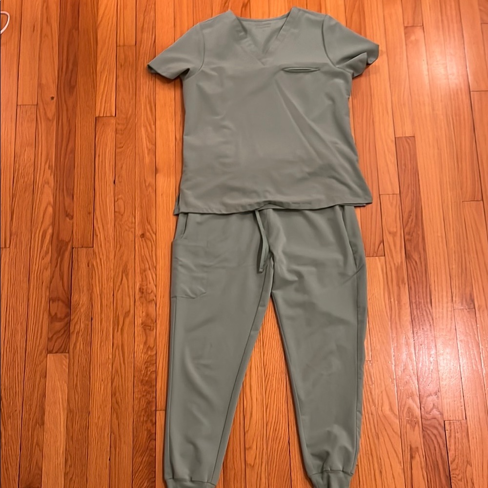 Mandala M Jade Scrub Set